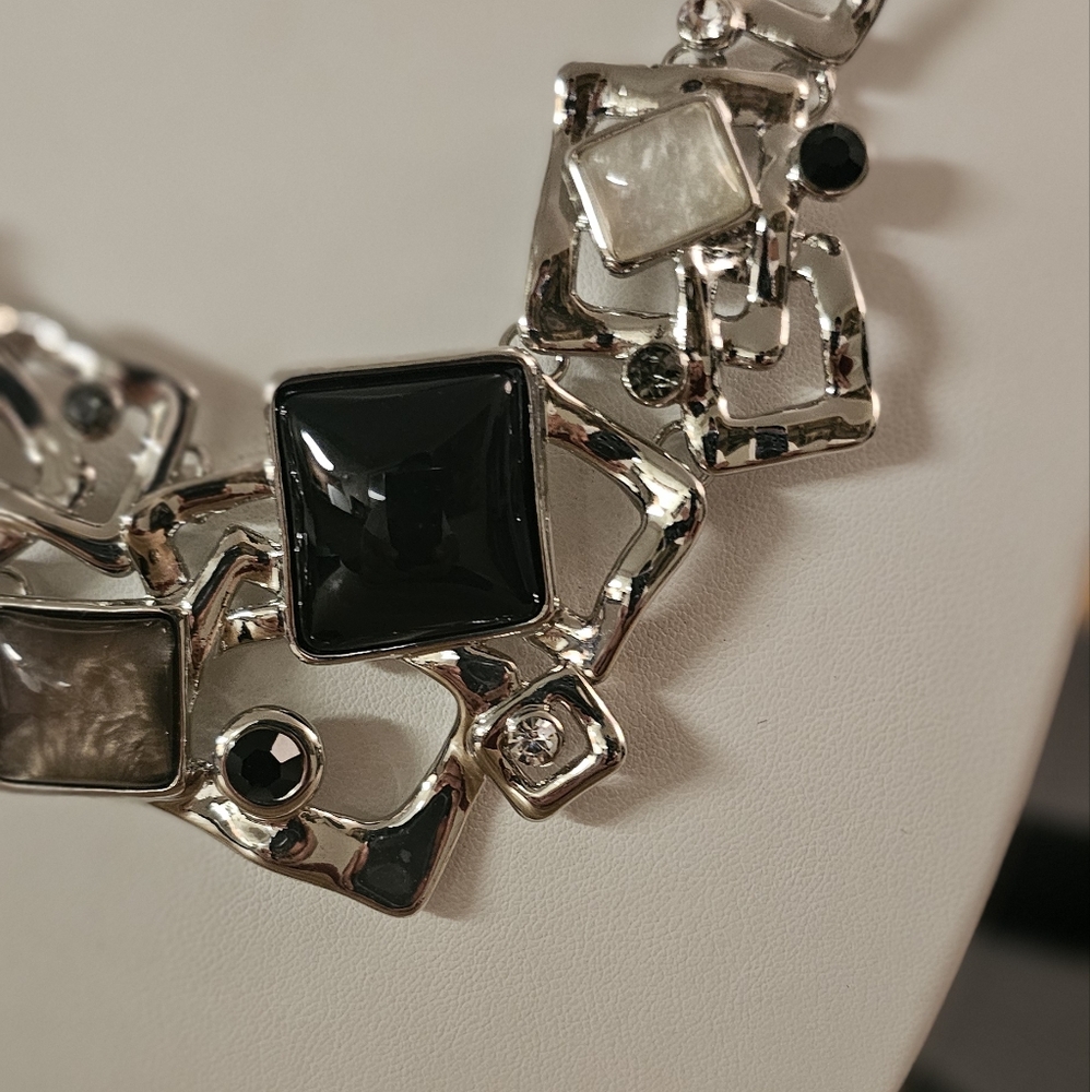 Vintage Geometric Black & Silver Statement Necklace. - Picture 3 of 4